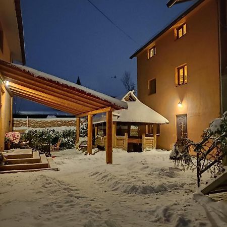 Guest House Mandrivnyi Rooms&Apartments Yasinya Buitenkant foto