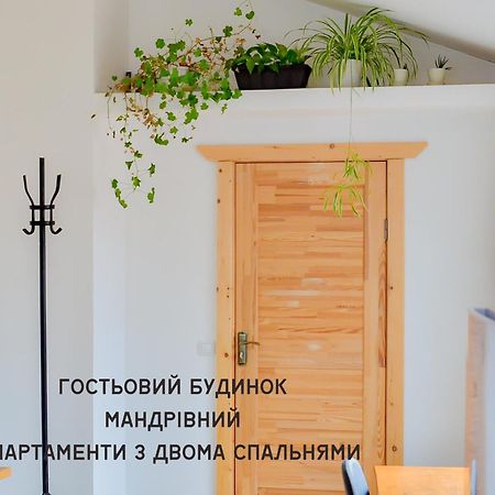 Guest House Mandrivnyi Rooms&Apartments Yasinya Buitenkant foto