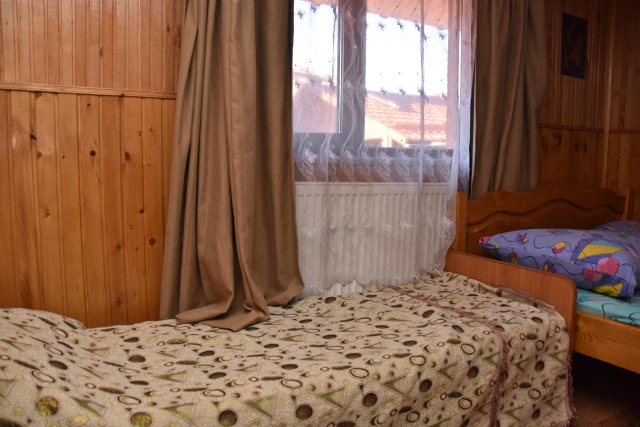Guest House Mandrivnyi Rooms&Apartments Yasinya Buitenkant foto