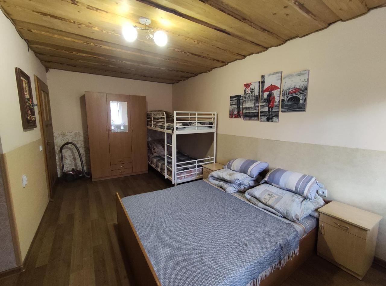 Guest House Mandrivnyi Rooms&Apartments Yasinya Buitenkant foto