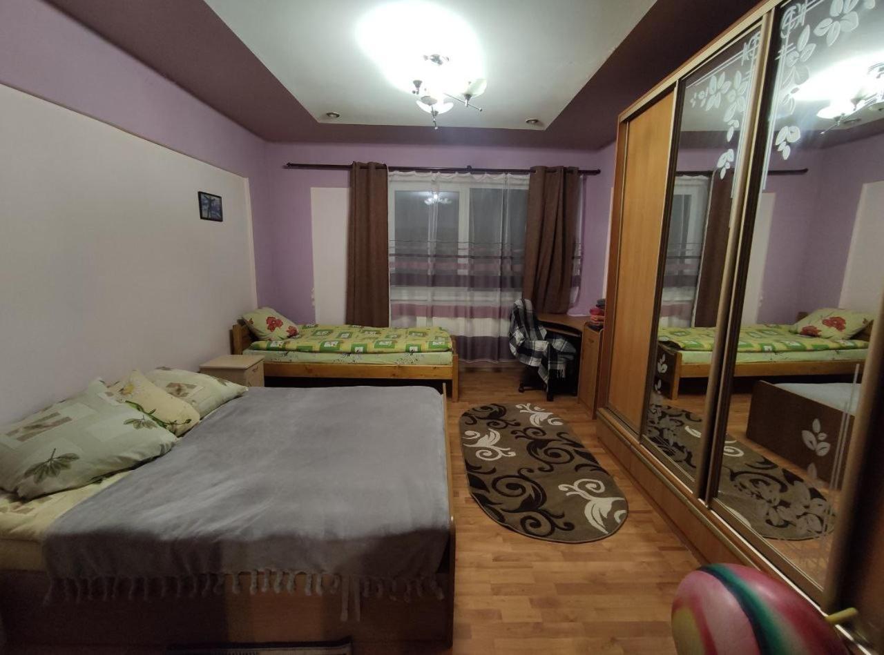 Guest House Mandrivnyi Rooms&Apartments Yasinya Buitenkant foto
