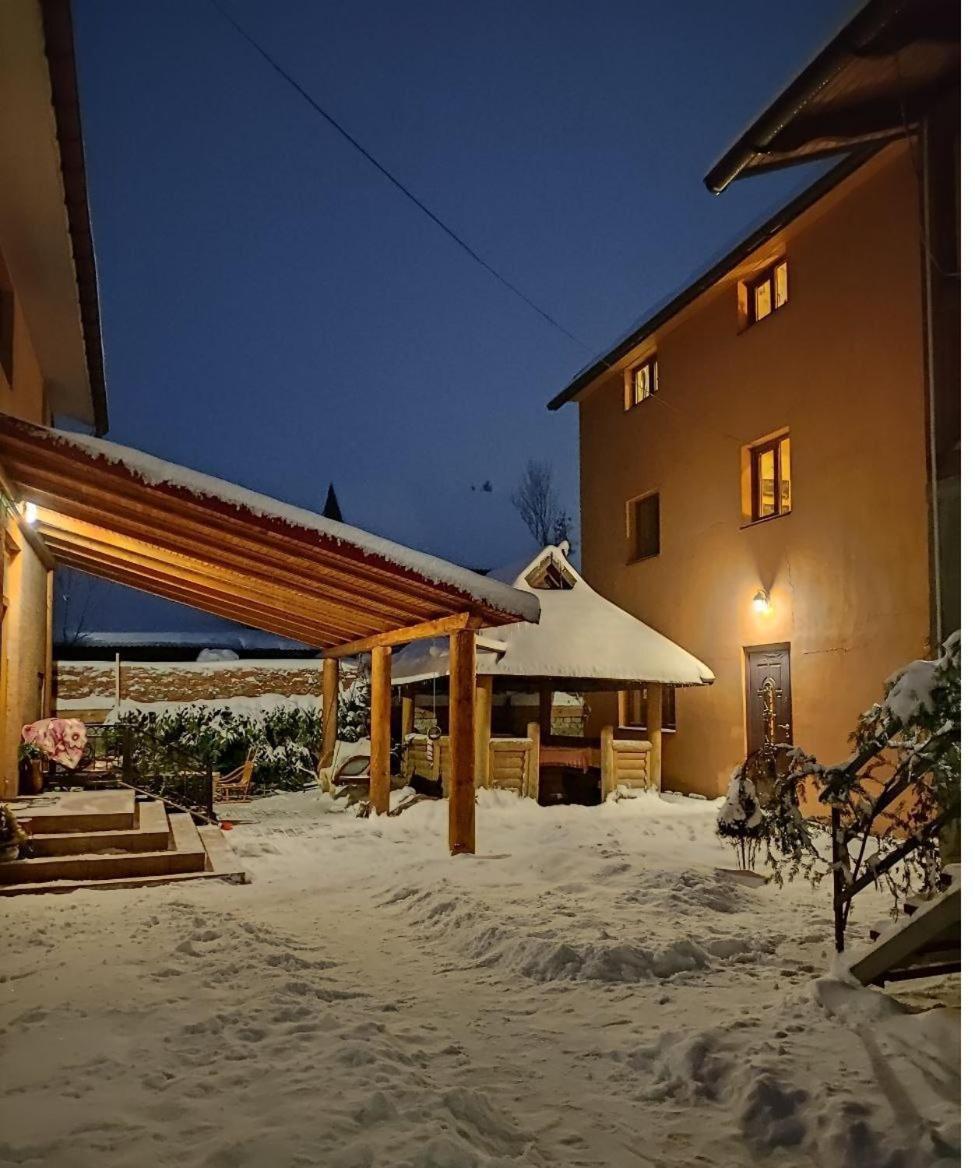 Guest House Mandrivnyi Rooms&Apartments Yasinya Buitenkant foto